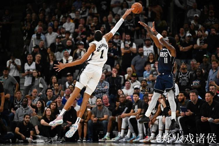 文班亚马关键回合遭卡鲁索防守引争议,这次对抗是否存在犯规? 文班亚马关键回合遭卡鲁索防守引争议,这次对抗是否存在犯规?